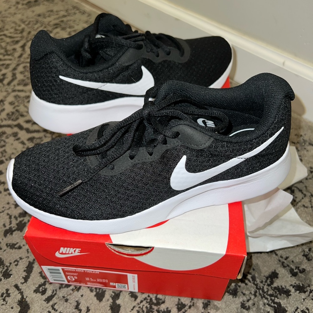 Womens nike tanjun sneaker